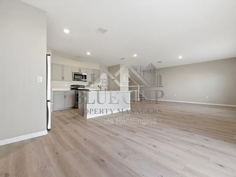 12937 Camarillo Pl — Photo 9