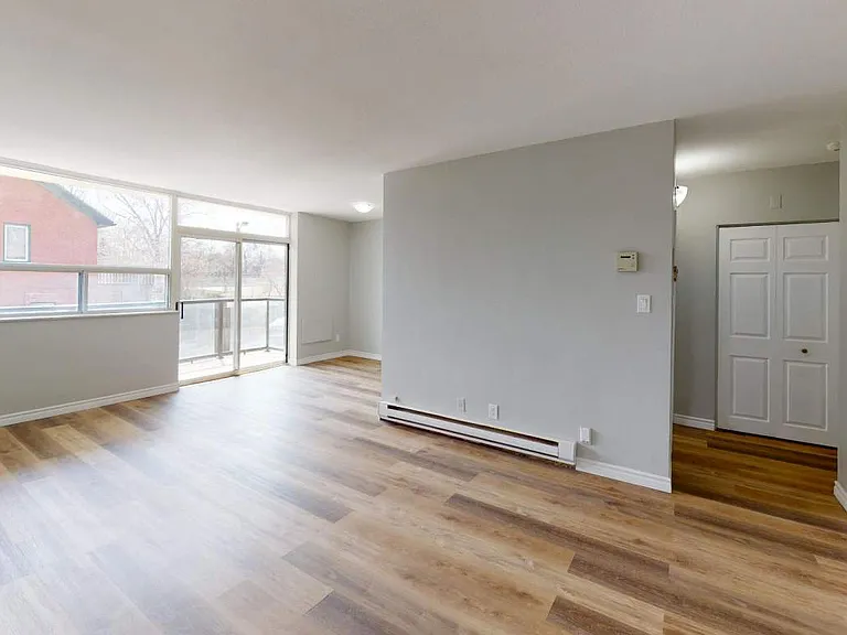 325 Giles Blvd W — Photo 9