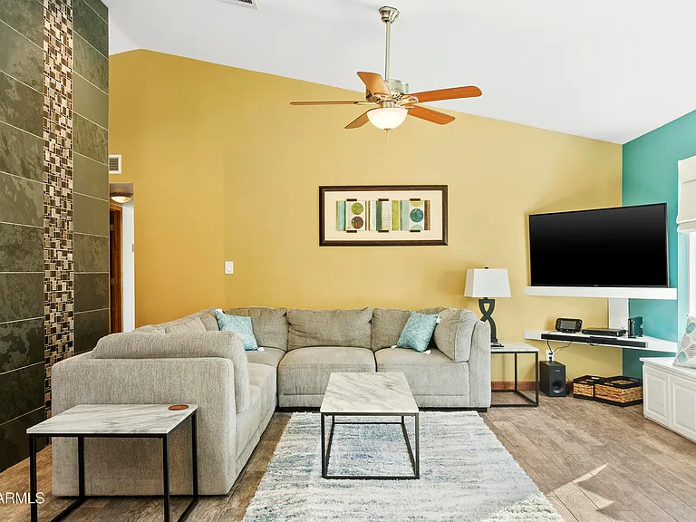 2707 E Louise Dr — Photo 10