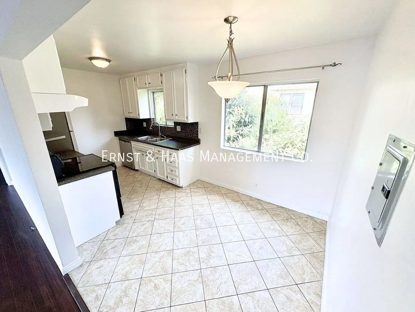 Freshly Painted 2-Bedroom, 2-Bathroom Home! — Photo 4