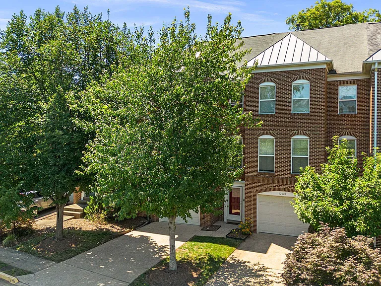 12087 Edgemere Cir — Photo 2