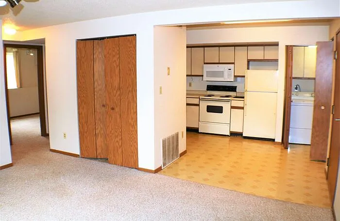 464 Peterson St — Photo 4