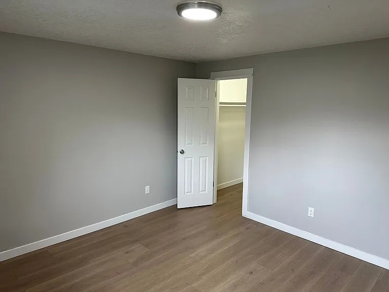 325 SW Academy St — Photo 9