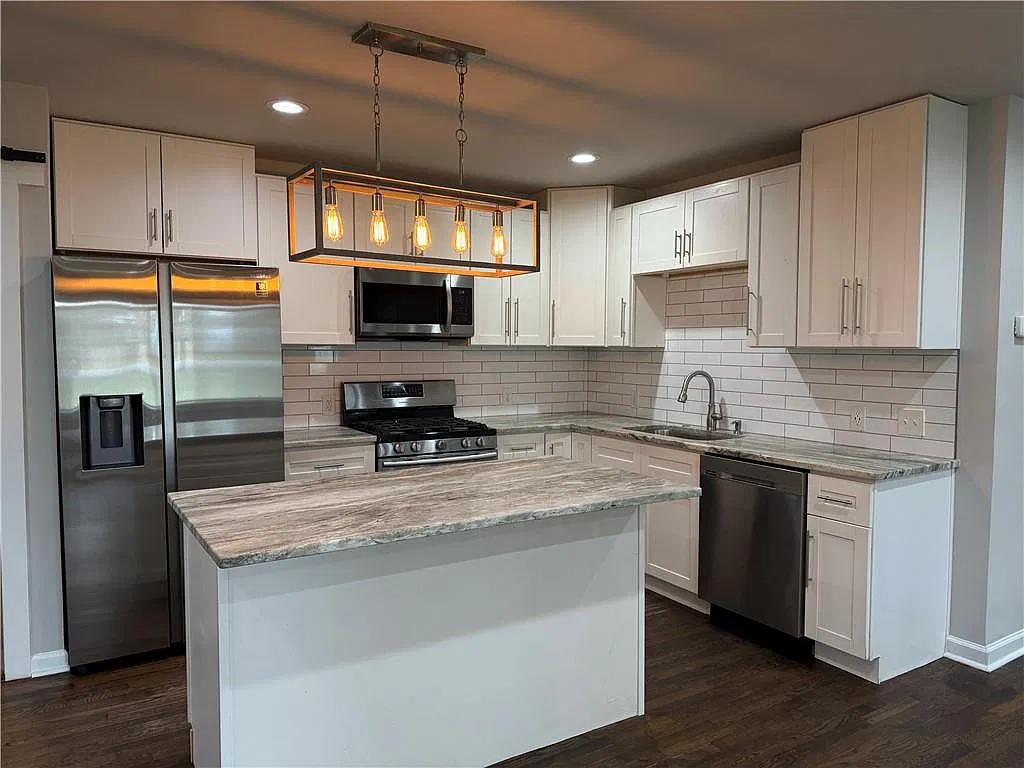 3 bed, 2.5 bath, 1258 sqft, $2,450 — Photo 2