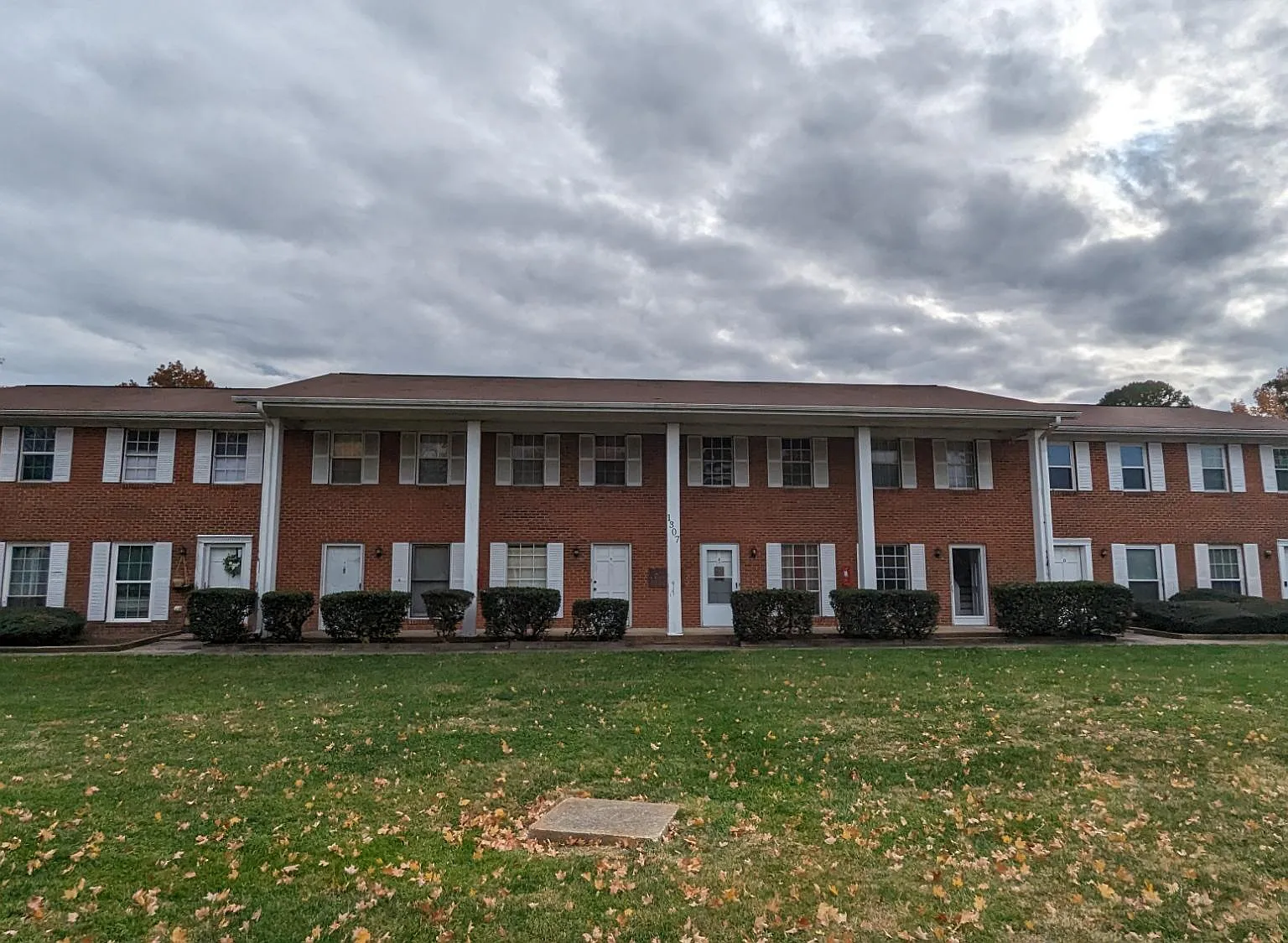 2 bed, 1.5 bath, 1000 sqft, $1,250 — Photo 2