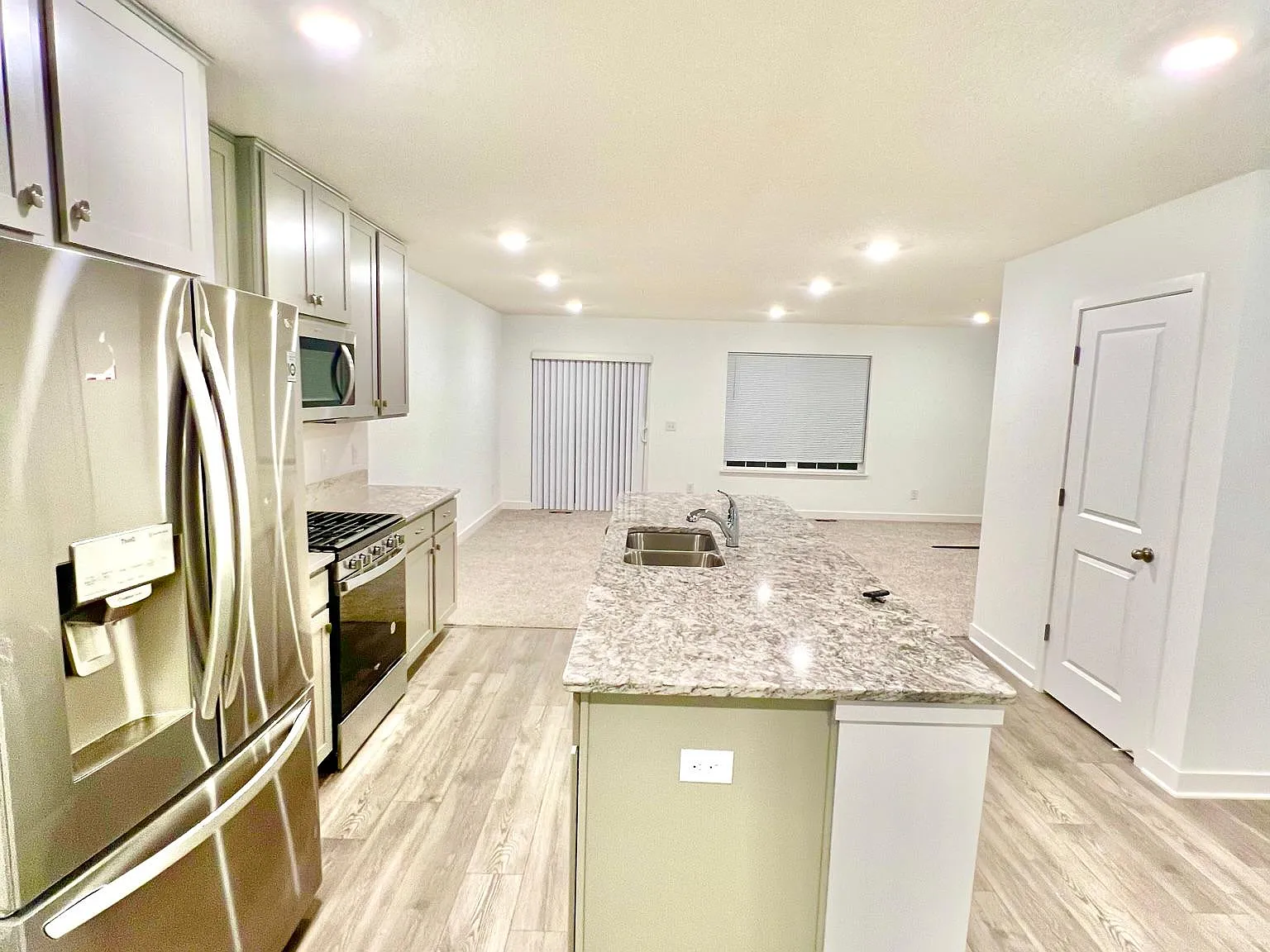 3 bed, 1687 sqft, $2,590 — Photo 2