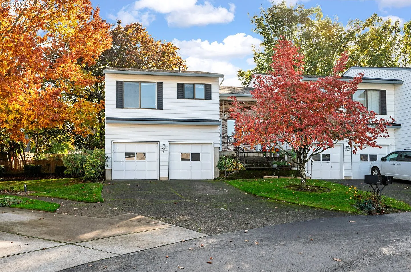 Beautiful End-Unit Condo with A/C, Attached Garage, Pool & Private Outdoor Space — Photo 4