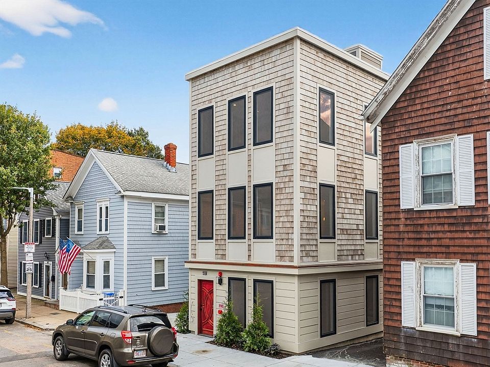 1st image of 551 E 7th St
