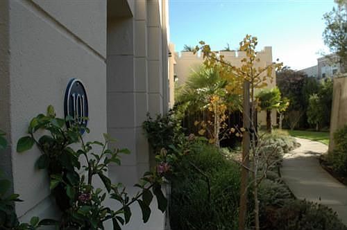 Private EntryWay