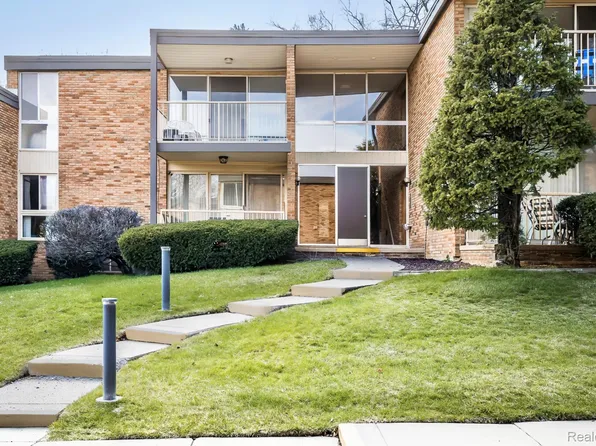 4049 W Maple Rd APT A205, Bloomfield Hills, MI 48301