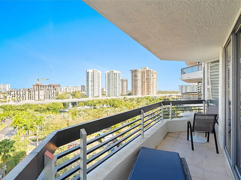 3600 Mystic Pointe Dr #1111 — Photo 3