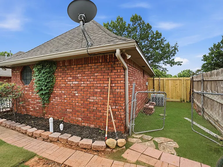 3102 NE Heritage Dr — Photo 28