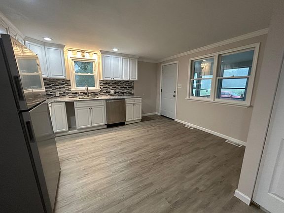 3rd image of 875 New Rd