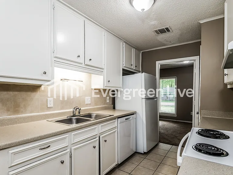 408 Shenandoah Rd N — Photo 7