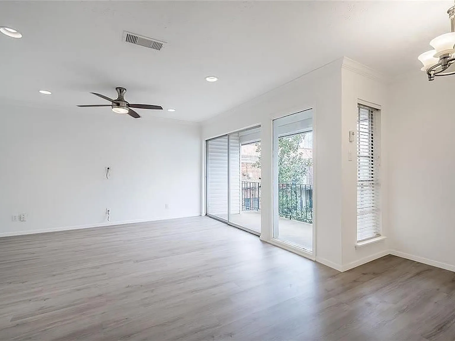 2 bed, 1.5 bath, 981 sqft, $1,600 — Photo 3
