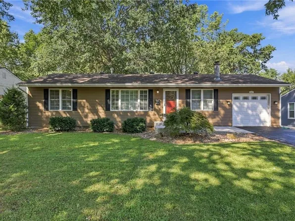 7426 Beverly St, Overland Park, KS 66204