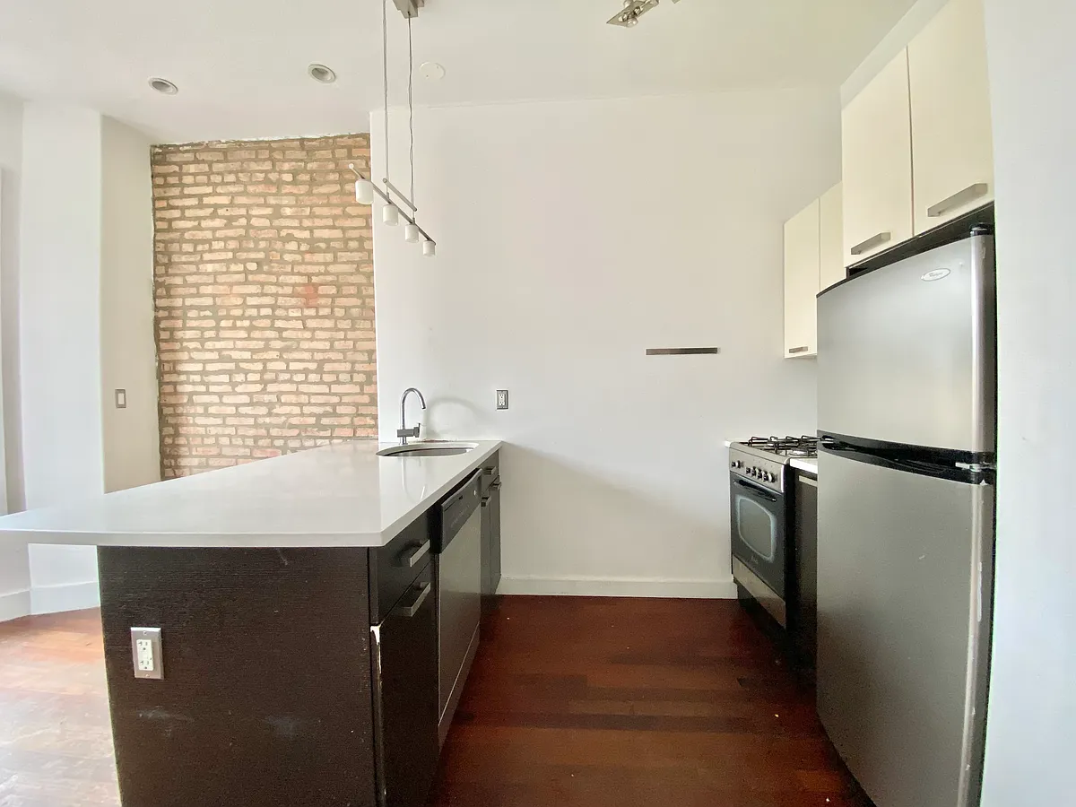 Building Photo - 171 Rogers Ave #4C