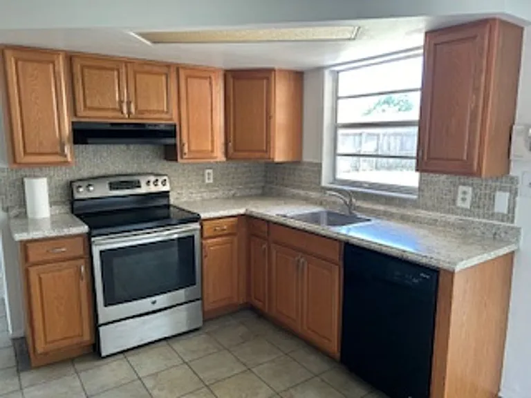 9820 Rainbow Ln — Photo 3