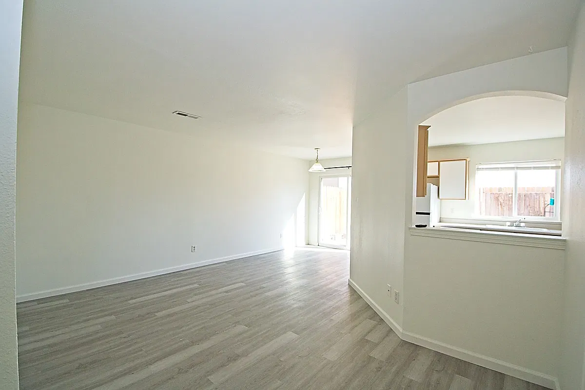 3 bed, 2.5 bath, 1600 sqft, $1,750 — Photo 2