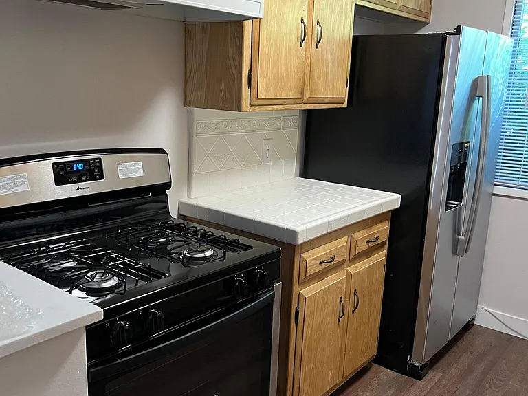 636 N Flores St #4 — Photo 9