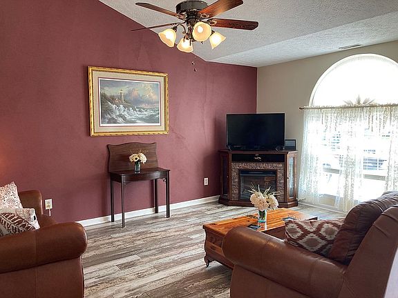 3rd image of 205 Horseshoe Ct