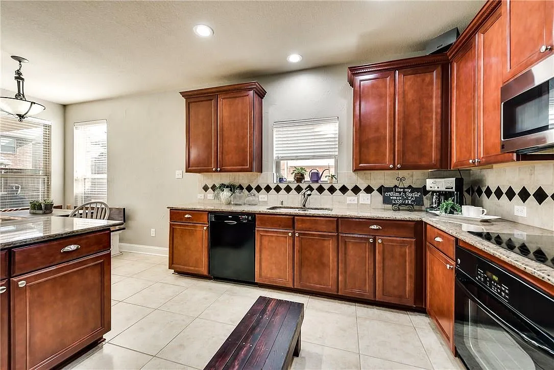 3824 Jeanette Ln — Photo 2