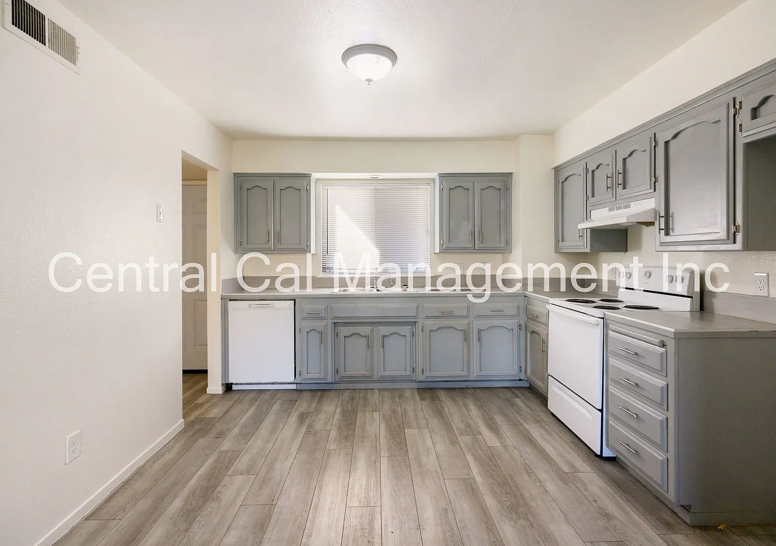 3402 Ashe Rd — Photo 4