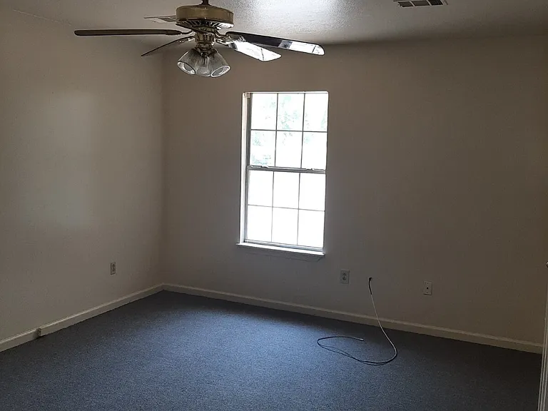 923 W Oak Butlers #1 — Photo 13