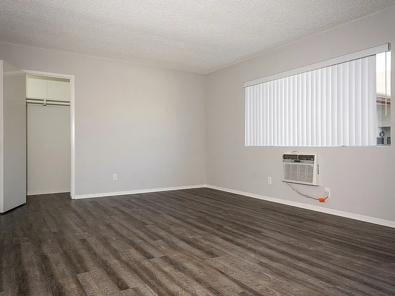 631 E Verdugo Ave — Photo 9