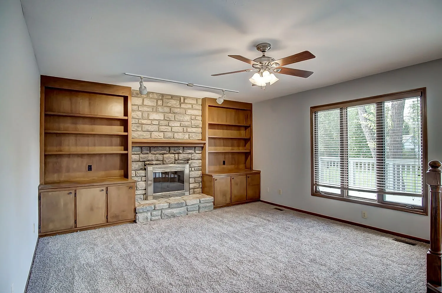 4 bed, 2.5 bath, 2573 sqft, $3,000 — Photo 1