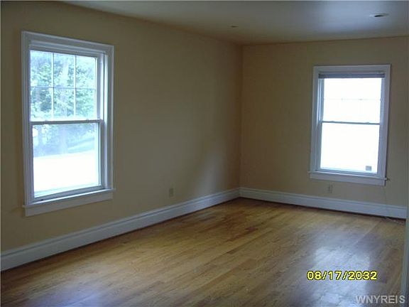 5th image of 249 Oxford Ave