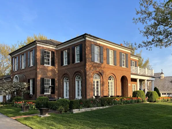 1049 Jensen Dr, Lake Forest, IL 60045