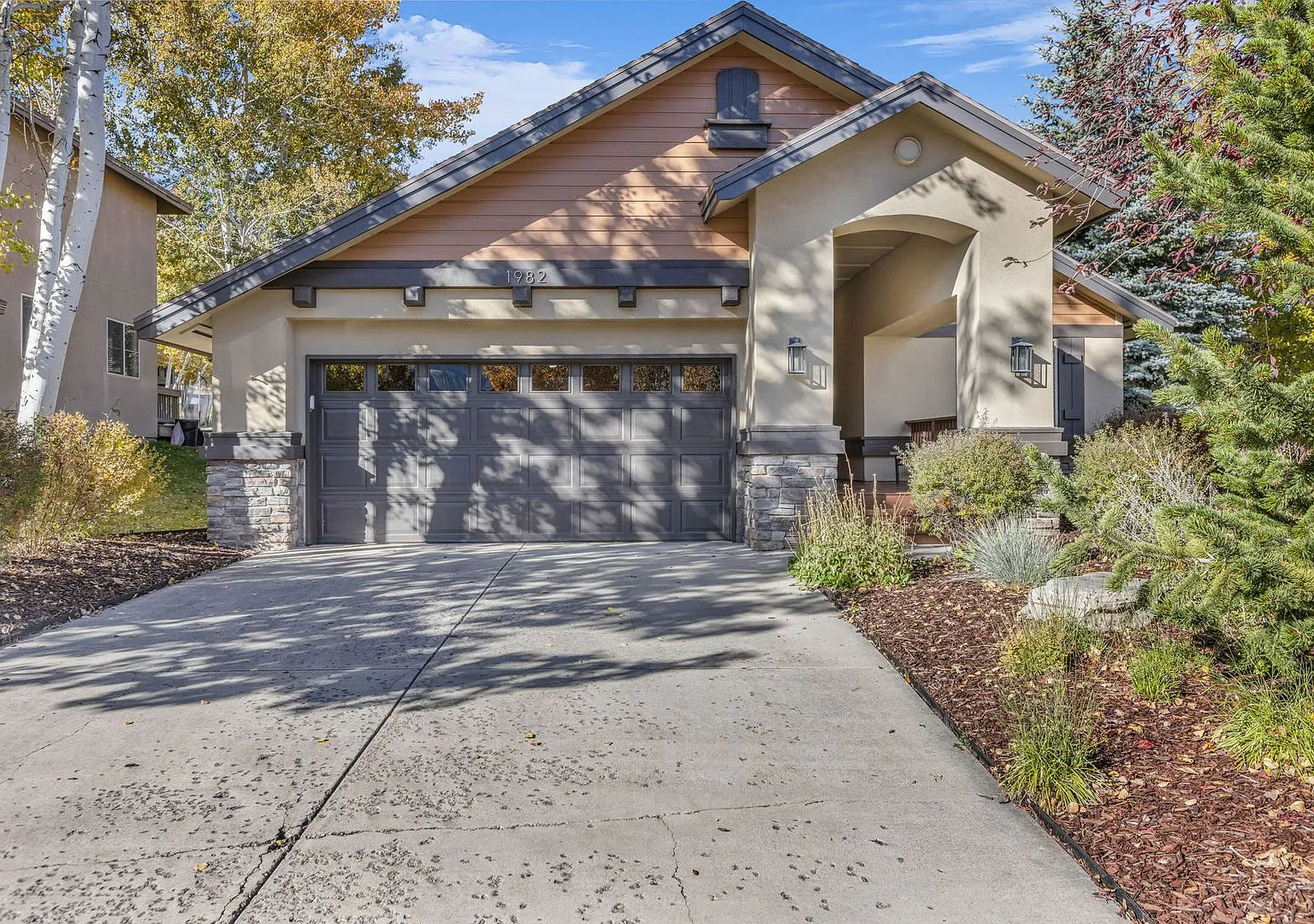 Single level Willowdraw Cottage in Sunpeak — Photo 1