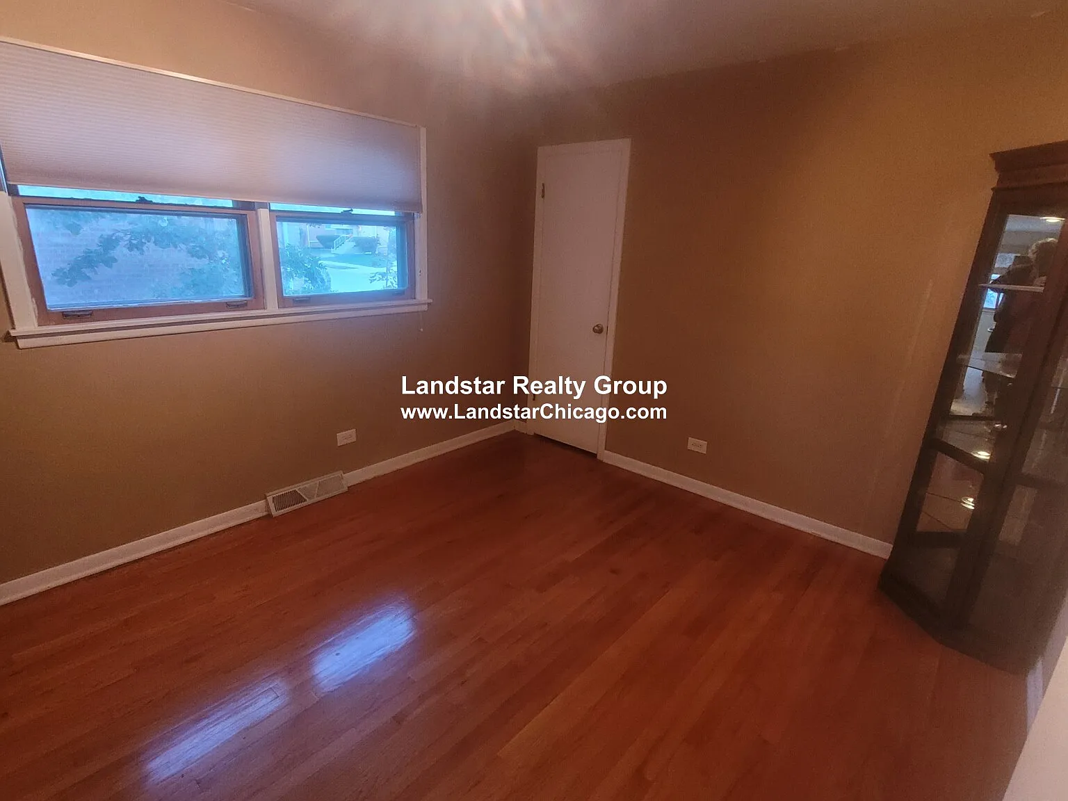3 bed, 1.0 bath, 1300 sqft, $2,300 — Photo 3