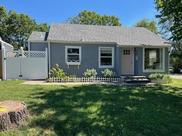 811 E Walnut St, Belton, MO 64012