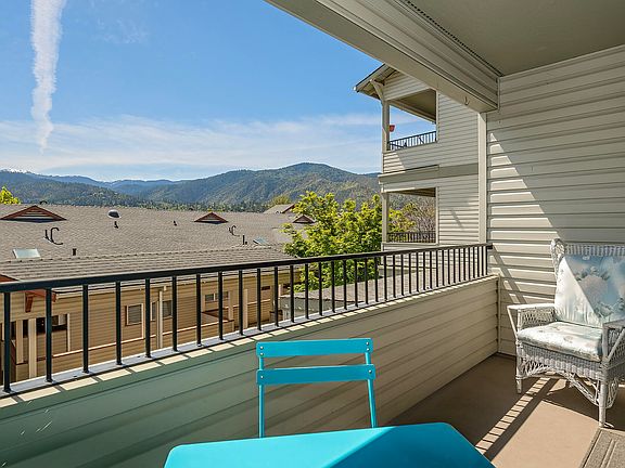 3rd image of 933 Mountain Meadows Cir