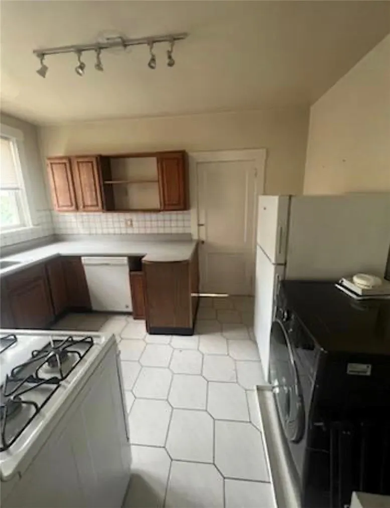 2 bed, $1,100 — Photo 3