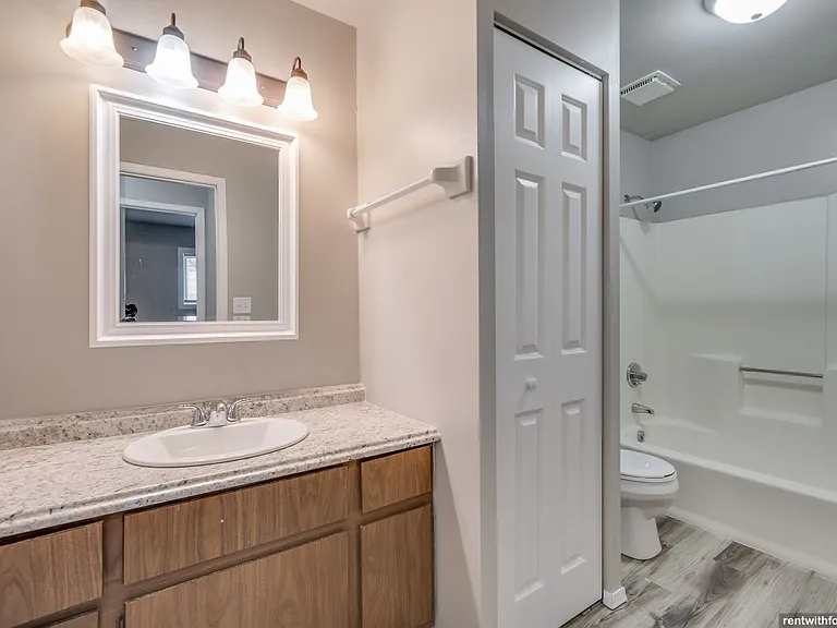 560 W Linwood Ave — Photo 10