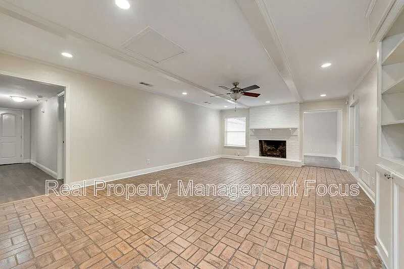 3 bed, 2.5 bath, 2091 sqft, $2,295 — Photo 2