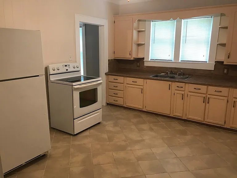 1715 E 5th Ave — Photo 3