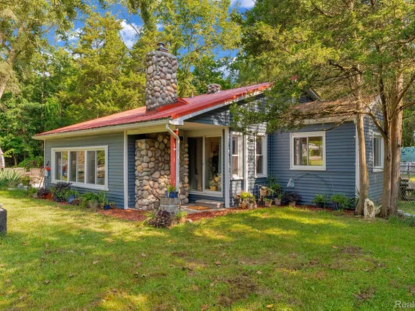 1120 Hubble Dr, Holly, MI 48442