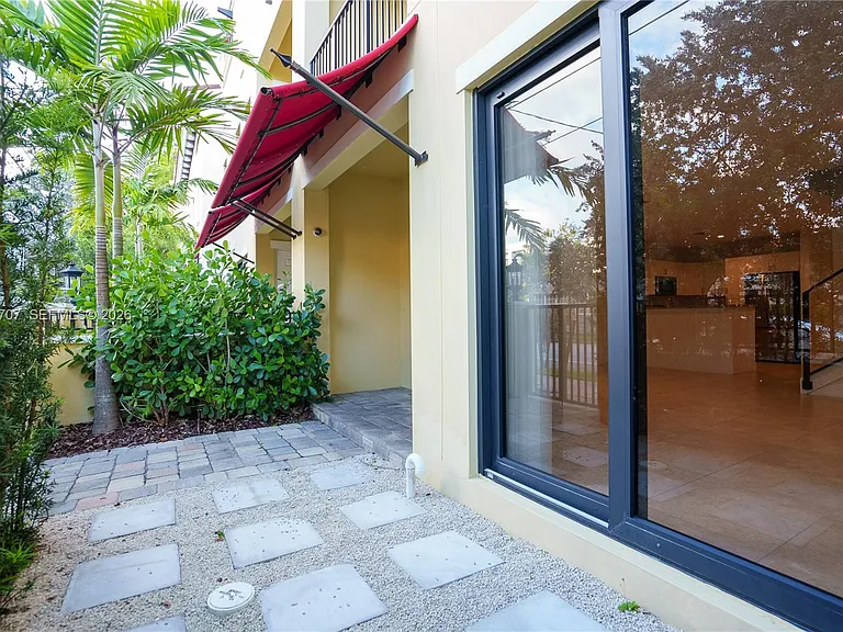 1091 Galiano St #102 — Photo 3