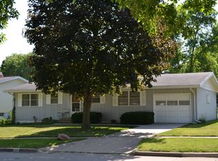 172 Sunrise Dr NW, Cedar Rapids, IA 52405