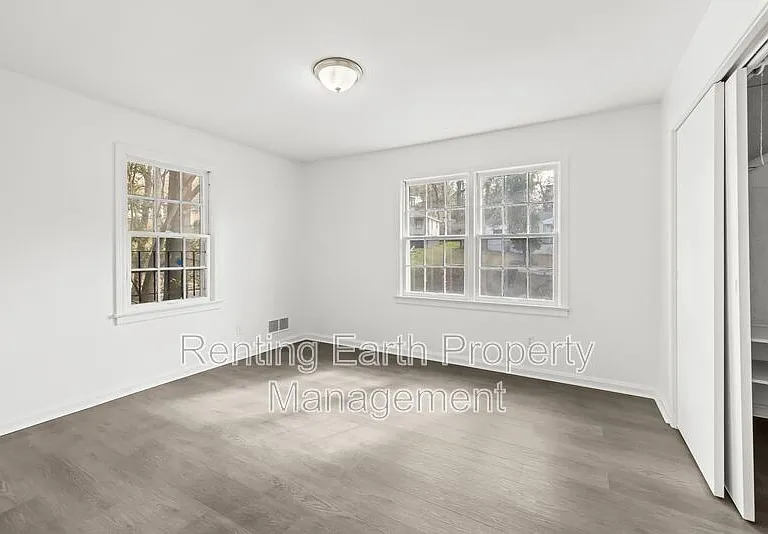 805 Vanderbilt St — Photo 13