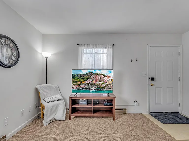 19 Limox Ln #B — Photo 11