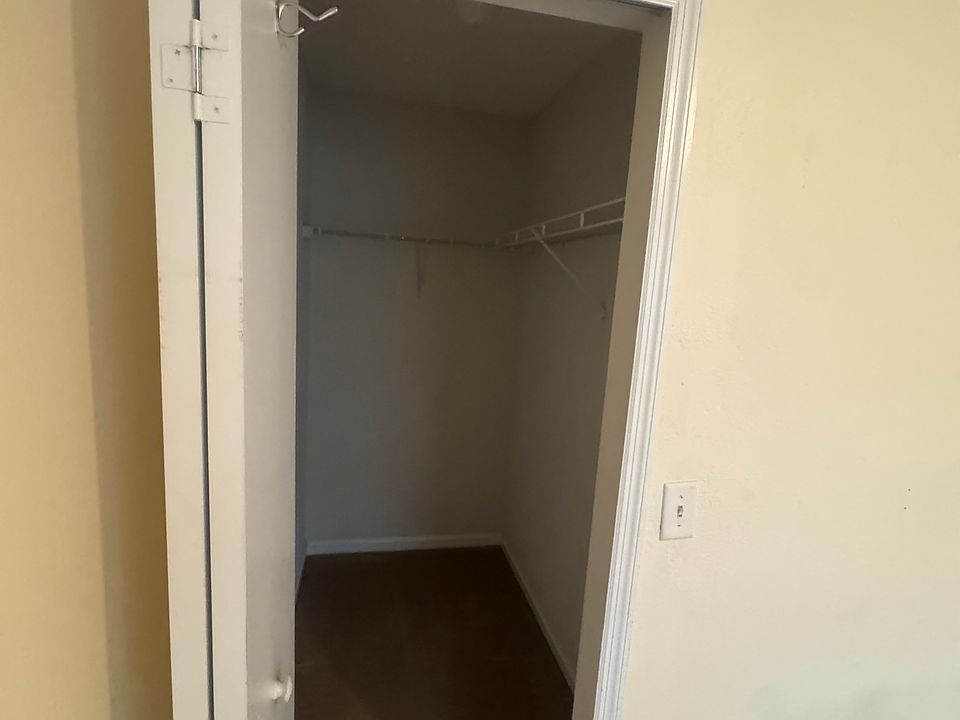 1st image of 949 Wynfield Cir