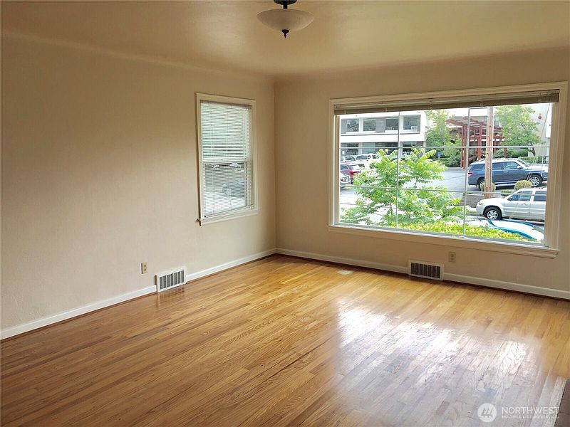5th image of 4707 Phinney Avenue N