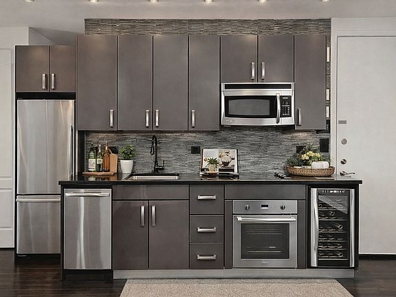 3rd image of 164 E 61st St APT 4