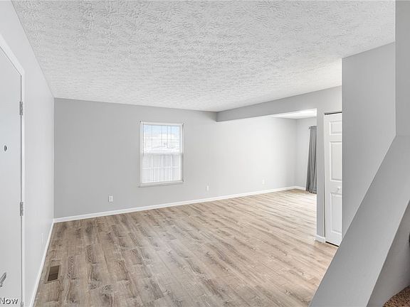2nd image of 1222 W Maple St