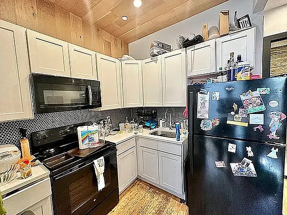2nd image of 418 Melrose St APT 4L